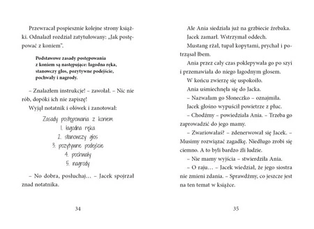 Magiczny domek na drzewie. Słońce zachodzi w mieście duchów